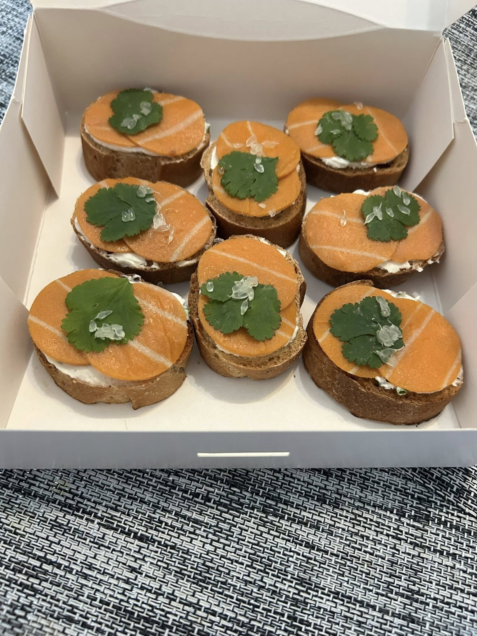 Canapés saumon préparés par Les Délices de Karine